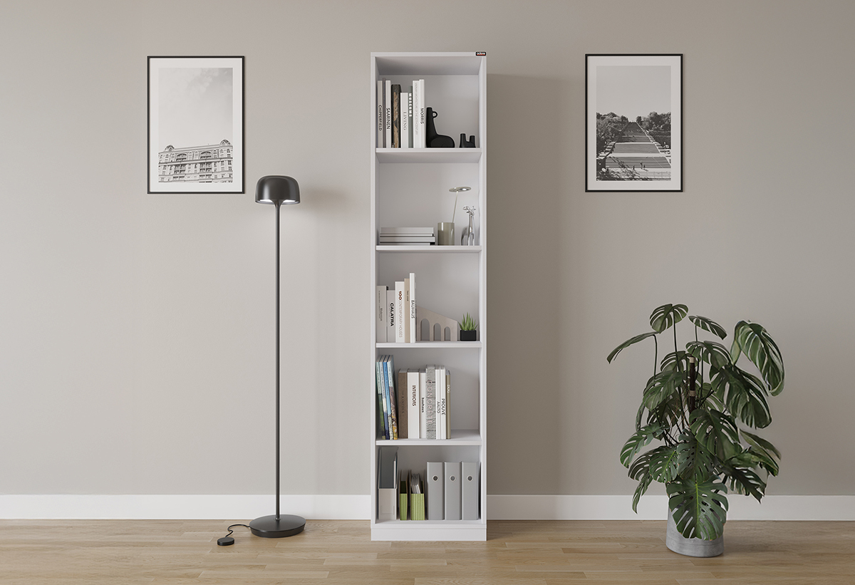 Απεικονίζεται η βιβλιοθήκη γεμάτη με κουτιά αποθήκευσης, βιβλία και διακοσμητικά σε ένα σαλόνι.